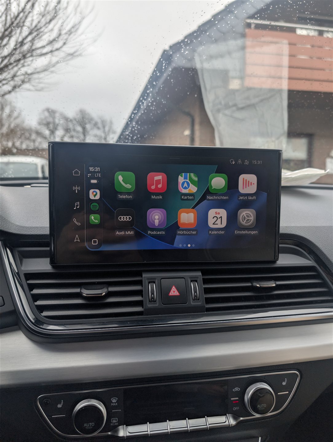 Audi-Cockpit mit CarPlay auf dem zentralen Display