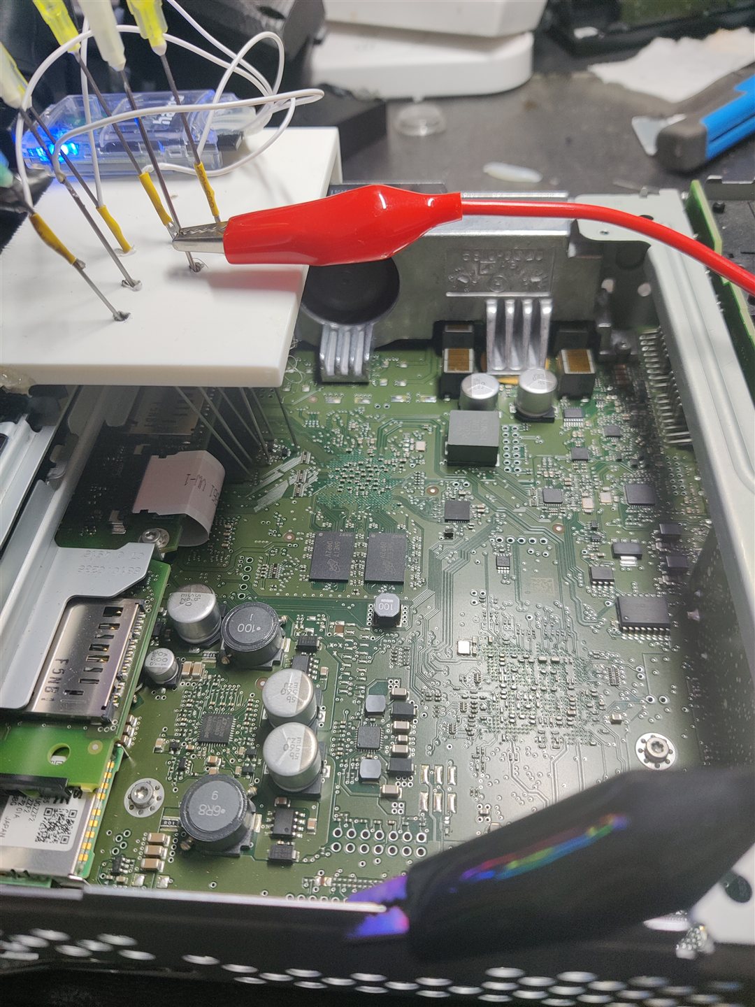Geöffnete Radioelektronik mit angeschlossenen Prüfmitteln