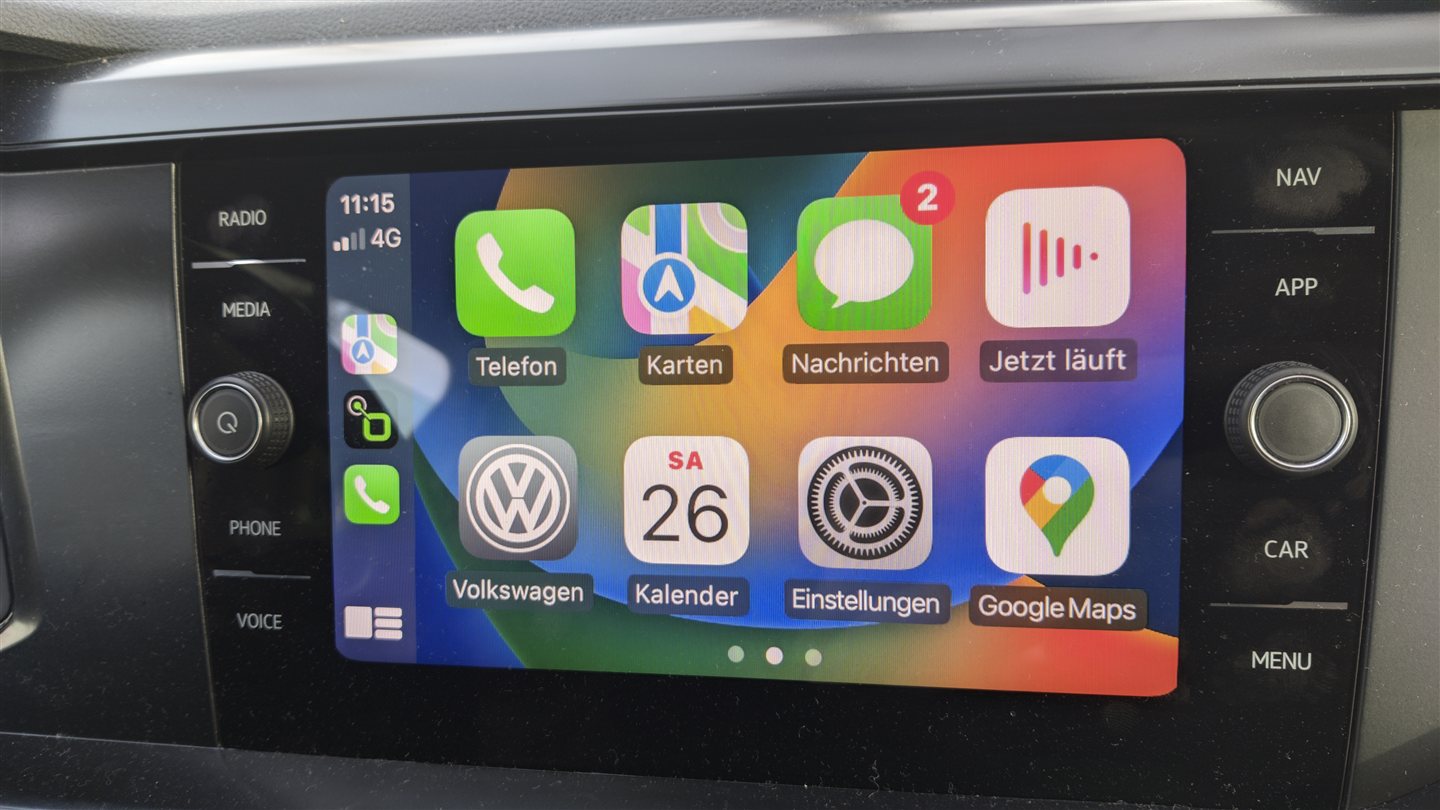 CarPlay-Oberfläche auf einem originalen Volkswagen-Radio